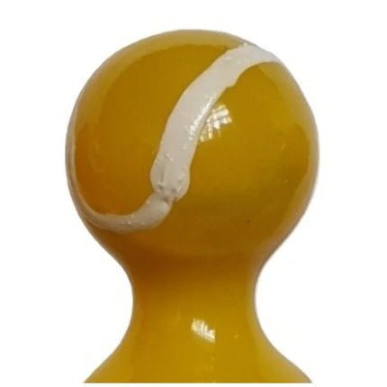 Ein glänzender gelber tennisball mit weißem fadenmuster als handbemaltes kondom von condomerie