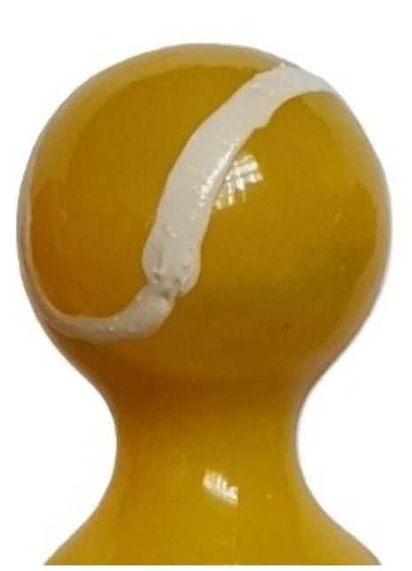 Ein glänzender gelber tennisball mit weißem fadenmuster als handbemaltes kondom von condomerie
