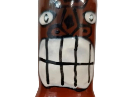 Glänzende braune keramikfigur mit weißem augen und kariertem mund im condomerie tiki totem friki 02 design