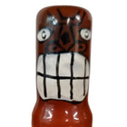 Glänzende braune keramikfigur mit weißem augen und kariertem mund im condomerie tiki totem friki 02 design