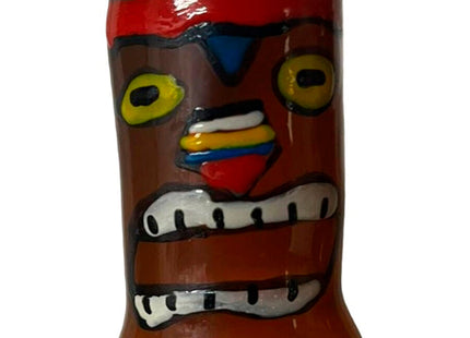 Ein glänzender brauner keramik tiki flasche mit rotem stirnband gelben augen und bunt bemalten gesichtszügen