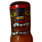 Ein glänzender brauner keramik tiki flasche mit rotem stirnband gelben augen und bunt bemalten gesichtszügen