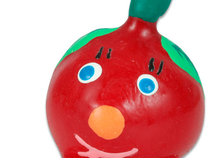 Ein fröhlicher roter tomatenförmiger handbemalter kondomfigur mit grünem blatt, blauen augen und lächelndem mund