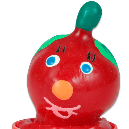 Ein fröhlicher roter tomatenförmiger handbemalter kondomfigur mit grünem blatt, blauen augen und lächelndem mund