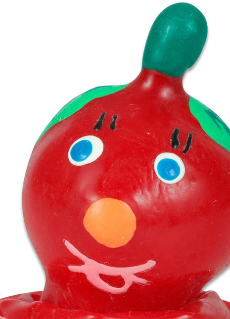 Ein fröhlicher roter tomatenförmiger handbemalter kondomfigur mit grünem blatt, blauen augen und lächelndem mund