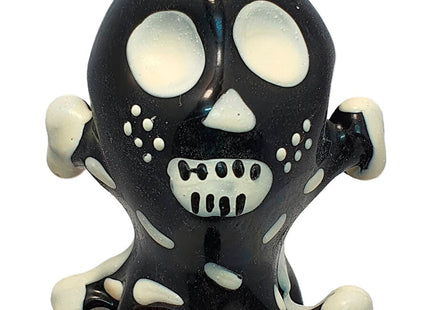 Schwarz-weißes handbemaltes kondom mit glänzendem totenkopf-motiv und detaillierten augenhöhlen und grinzen