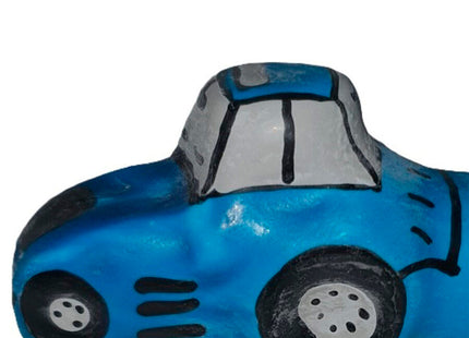 Blaues handbemaltes keramikspielzeug auto mit schwarzen rädern und grauem dachdetails kondomerie traktor xl