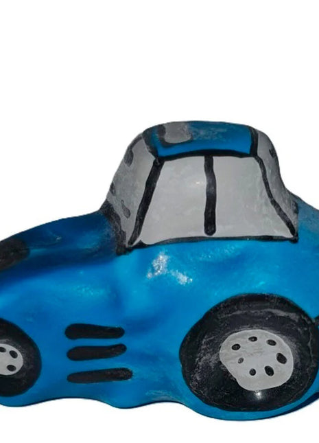 Blaues handbemaltes keramikspielzeug auto mit schwarzen rädern und grauem dachdetails kondomerie traktor xl