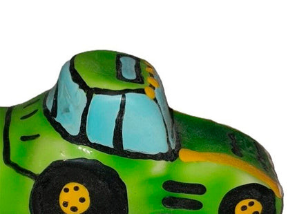 Handbemalte grüne spielzeug-traktor kondome mit schwarzen reifen gelben felgen und hellblauer kabine von condomerie