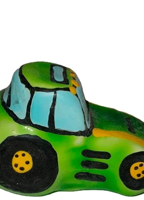 Handbemalte grüne spielzeug-traktor kondome mit schwarzen reifen gelben felgen und hellblauer kabine von condomerie