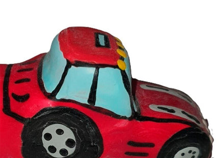 Rot lackierter traktor spielzeugauto mit hellblauen fenstern und schwarzen rädern als handbemaltes kondom xl von condomerie