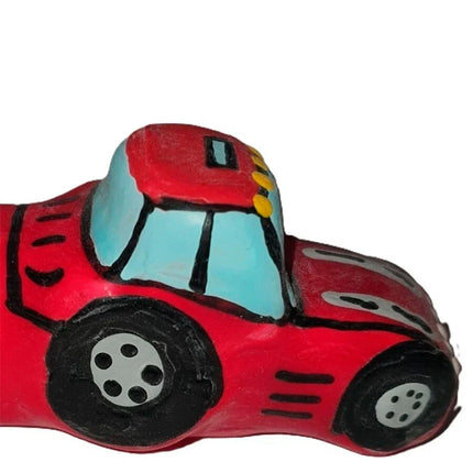 Rot lackierter traktor spielzeugauto mit hellblauen fenstern und schwarzen rädern als handbemaltes kondom xl von condomerie