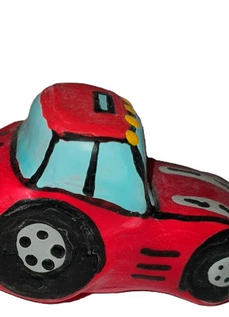 Rot lackierter traktor spielzeugauto mit hellblauen fenstern und schwarzen rädern als handbemaltes kondom xl von condomerie