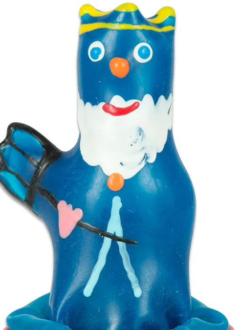 Blauer königskerzenkerze mit gelber krone und weißem bart hält bogen und pfeil mit rosa herz für wassermann kondome