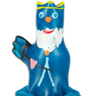 Blauer königskerzenkerze mit gelber krone und weißem bart hält bogen und pfeil mit rosa herz für wassermann kondome