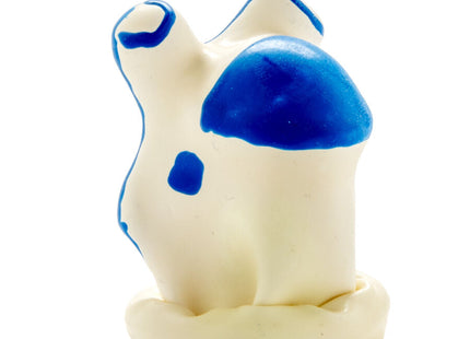 Cremefarbene keramikfigur mit blauen bemalten akzenten als stilisiertes tier von condomerie handbemalte neuheitskondome windmühle