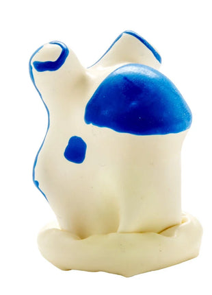 Cremefarbene keramikfigur mit blauen bemalten akzenten als stilisiertes tier von condomerie handbemalte neuheitskondome windmühle