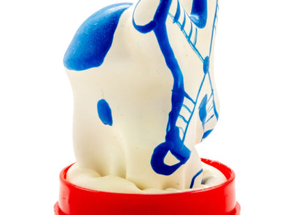Weiß-blauer plastikspielzeugfigur mit rotem grundstück als handbemalter novelty-kondom windmühle der condomerie