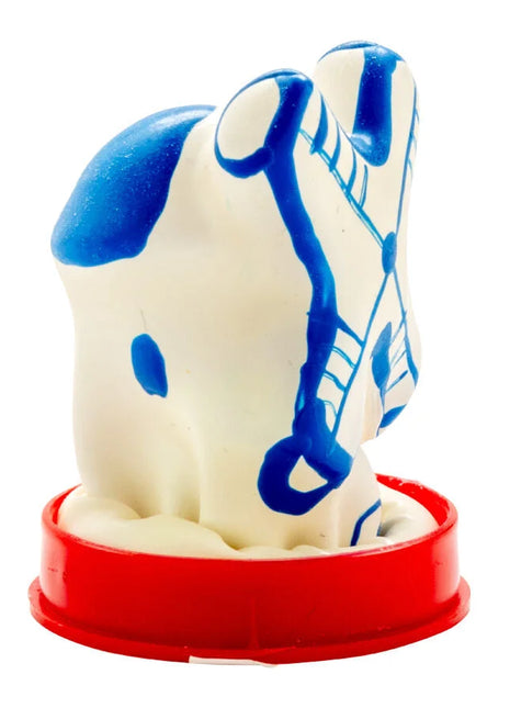 Weiß-blauer plastikspielzeugfigur mit rotem grundstück als handbemalter novelty-kondom windmühle der condomerie