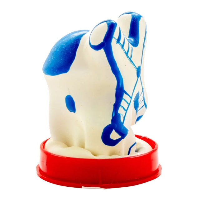 Weiß-blauer plastikspielzeugfigur mit rotem grundstück als handbemalter novelty-kondom windmühle der condomerie