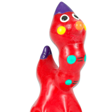 Ein leuchtend roter, glänzender Keramik-Wurm mit lila Spitzen und bunten Flecken von Condomerie Handbemalte Neuheitskondome