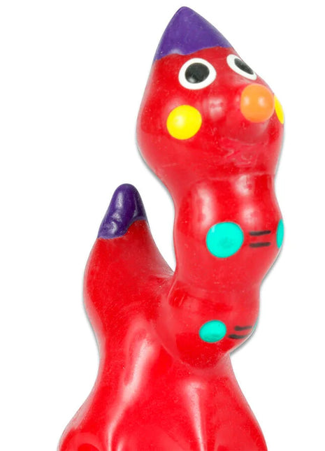 Ein leuchtend roter, glänzender Keramik-Wurm mit lila Spitzen und bunten Flecken von Condomerie Handbemalte Neuheitskondome