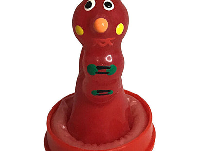 Roter plastikspielzeugstempel mit cartoon gesicht schwarzaugen orangener nase gelbe backen grüne streifen lila spitze condomerie handbemalte neuheitskondome wurm