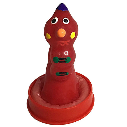 Roter plastikspielzeugstempel mit cartoon gesicht schwarzaugen orangener nase gelbe backen grüne streifen lila spitze condomerie handbemalte neuheitskondome wurm