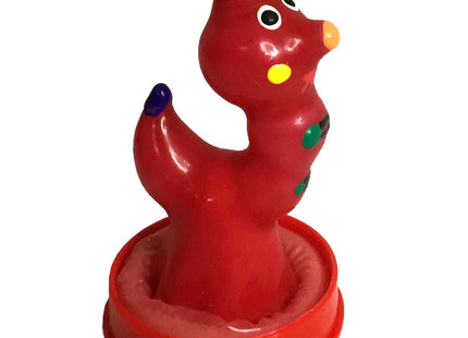 Eine rote glänzende plastikspielzeugdinosaurier mit lila spitzen, gelber nase und grünen punkten aus der condomerie handbemalte neuheitskondome wurm serie