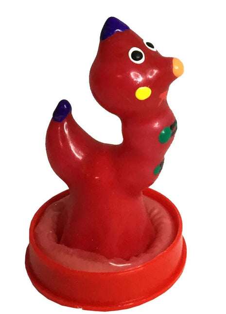 Eine rote glänzende plastikspielzeugdinosaurier mit lila spitzen, gelber nase und grünen punkten aus der condomerie handbemalte neuheitskondome wurm serie