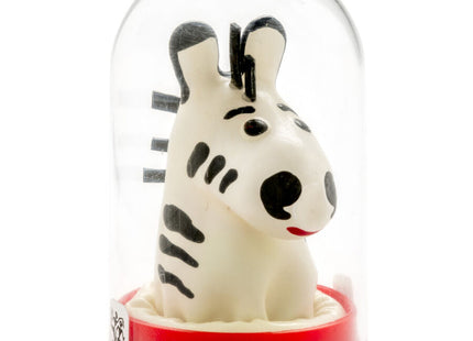 Eine charmante weiße zebrafigur mit schwarzen streifen und roten lippen unter einer glaskuppel auf rotem sockel