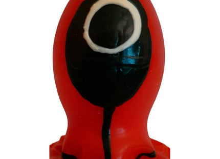 Roter plastikfigur mit schwarzem gesicht und weißem kreisauge mit glänzender oberfläche aus condomerie neuheits-kondome-kreis