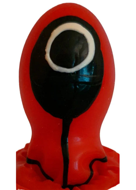 Roter plastikfigur mit schwarzem gesicht und weißem kreisauge mit glänzender oberfläche aus condomerie neuheits-kondome-kreis