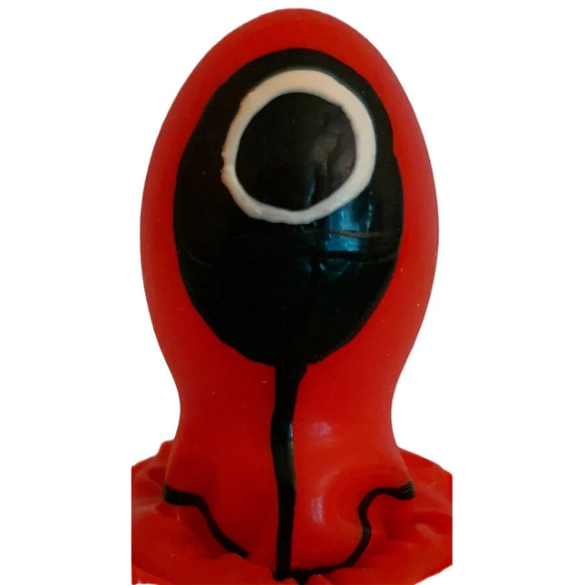 Roter plastikfigur mit schwarzem gesicht und weißem kreisauge mit glänzender oberfläche aus condomerie neuheits-kondome-kreis