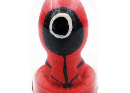 Handbemalter squid game puppenfigur in rot und schwarz unter klarglas kuppel in kondomerie neuheiten kondome kreis