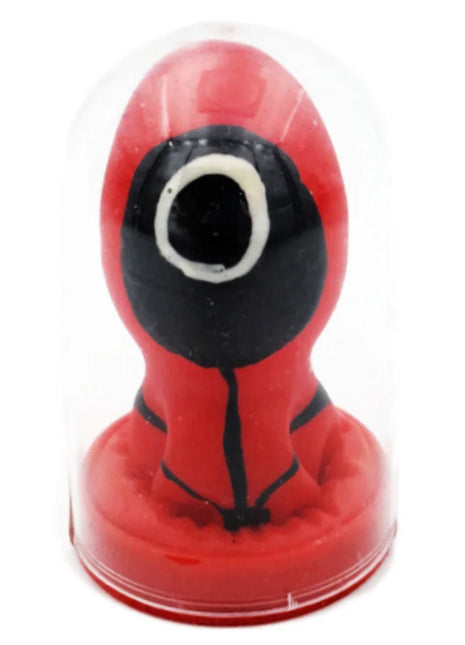 Handbemalter squid game puppenfigur in rot und schwarz unter klarglas kuppel in kondomerie neuheiten kondome kreis