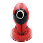 Handbemalter squid game puppenfigur in rot und schwarz unter klarglas kuppel in kondomerie neuheiten kondome kreis