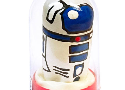Handbemalter keramischer r2-d2 roboter in blau und weiß mit schwarzen umrandungen unter glaskuppel auf rotem sockel