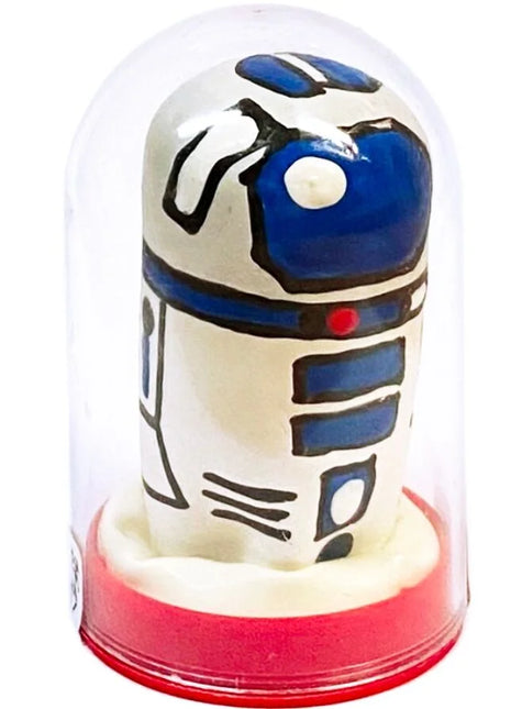 Handbemalter keramischer r2-d2 roboter in blau und weiß mit schwarzen umrandungen unter glaskuppel auf rotem sockel