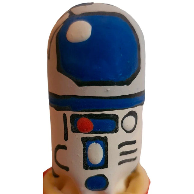 Handbemalter r2-d2 roboter kondom in blau weiß mit schwarzen konturen und rotem kreis auf der brust von condomerie