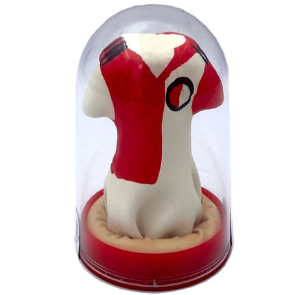 Ein rot-weißes plüsch-hundefigur im feyenoord-trikot in einer glaskuppel mit rotem sockel aus der condomerie handbemaltes kondome kollektion