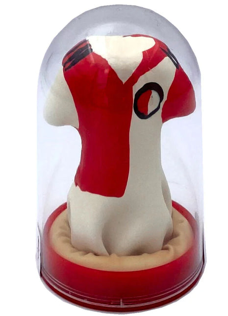 Ein rot-weißes plüsch-hundefigur im feyenoord-trikot in einer glaskuppel mit rotem sockel aus der condomerie handbemaltes kondome kollektion