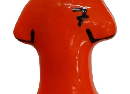 Vibrante orange keramikfigur in t-shirt-form mit schwarzen details und stilisiertem logo auf der brust
