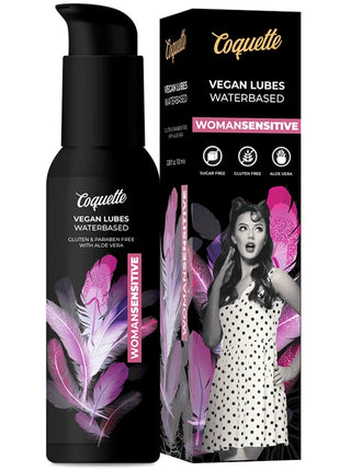Schwarze pumpflasche coquette vegan wasserbasiertes lubrikant mit pinkem und weißem federmotiv etikett