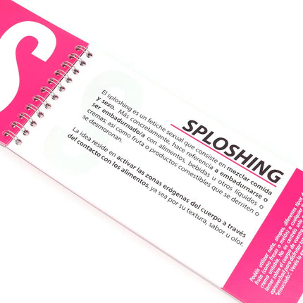 Pink spiralgebundenes notizbuch mit weißen seiten und einem fetten s-logo auf dem cover für coupletition abcsex spiel für paare