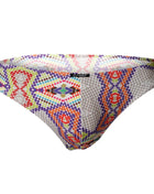 Vibrante geometrisch gemusterte cut4men low rise herrenbriefs in rot, lila, grün und orange auf grauem grund