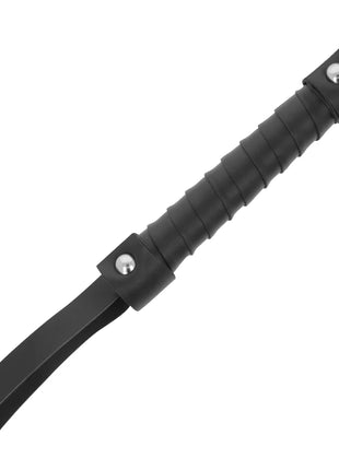 Dunkelheit bdsm-peitsche aus metall mit schwarzem strukturiertem griff silbernen nieten und metallkette
