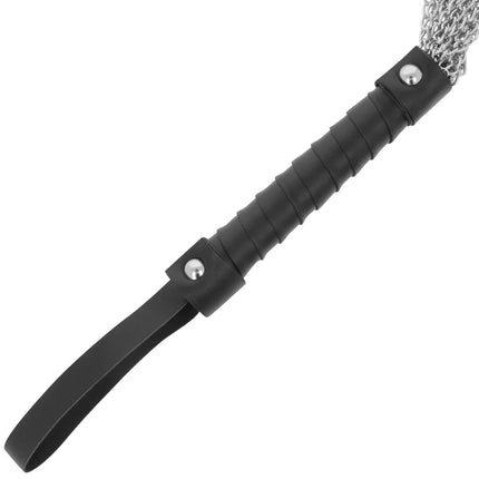 Dunkelheit bdsm-peitsche aus metall mit schwarzem strukturiertem griff silbernen nieten und metallkette
