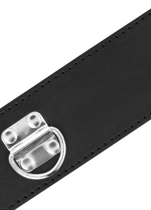 Schwarzes bdsm-halsband darkness aus leder mit silberfarbener metallerschließe