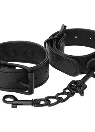 Schwarze breite dünne texturierte handschellen aus leder mit passender kettenglied und metallverschluss